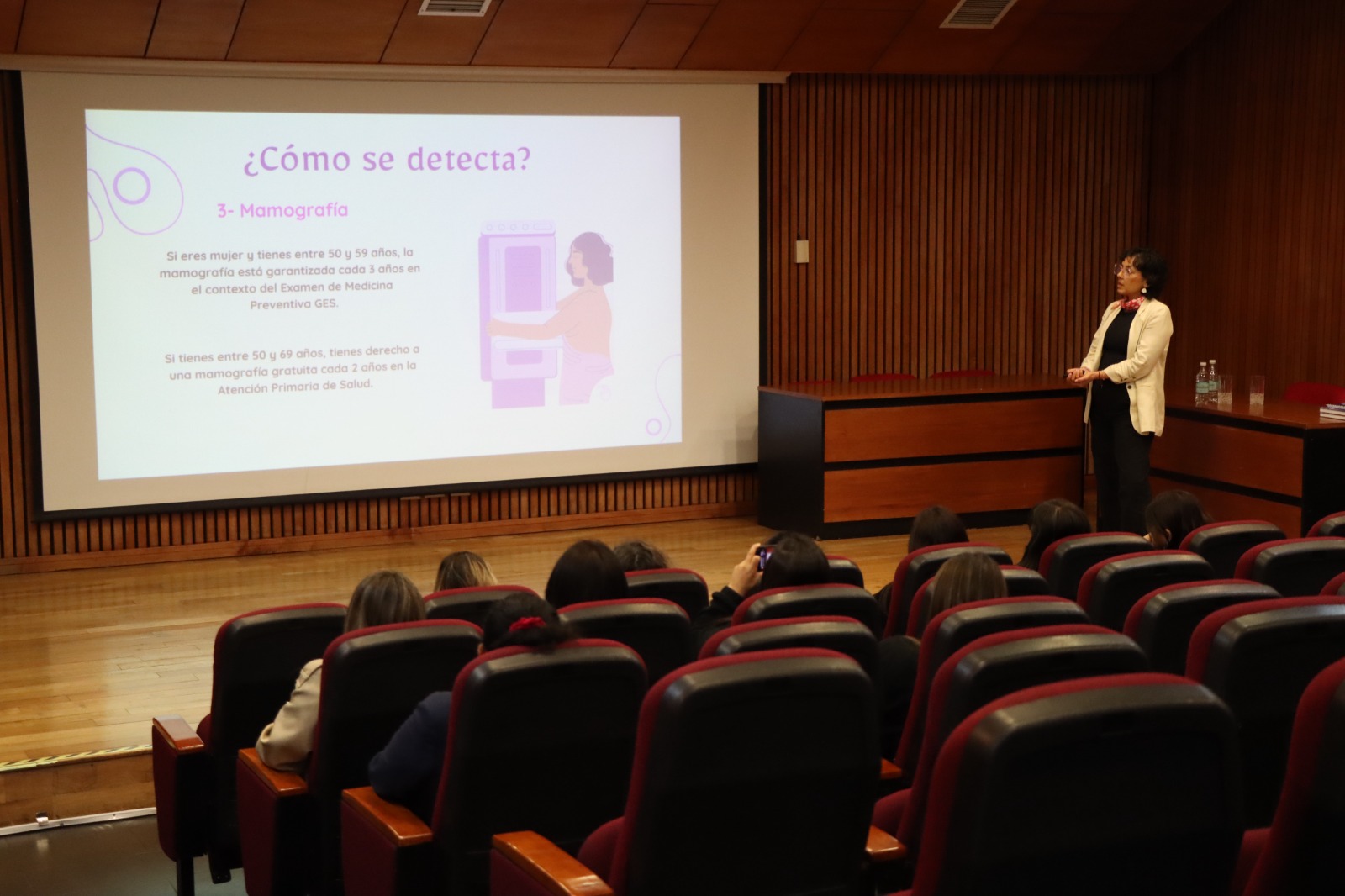 Funcionarias y funcionarios del Gobierno de La Araucanía participaron en charla sobre prevención y concientización del cáncer de mama
