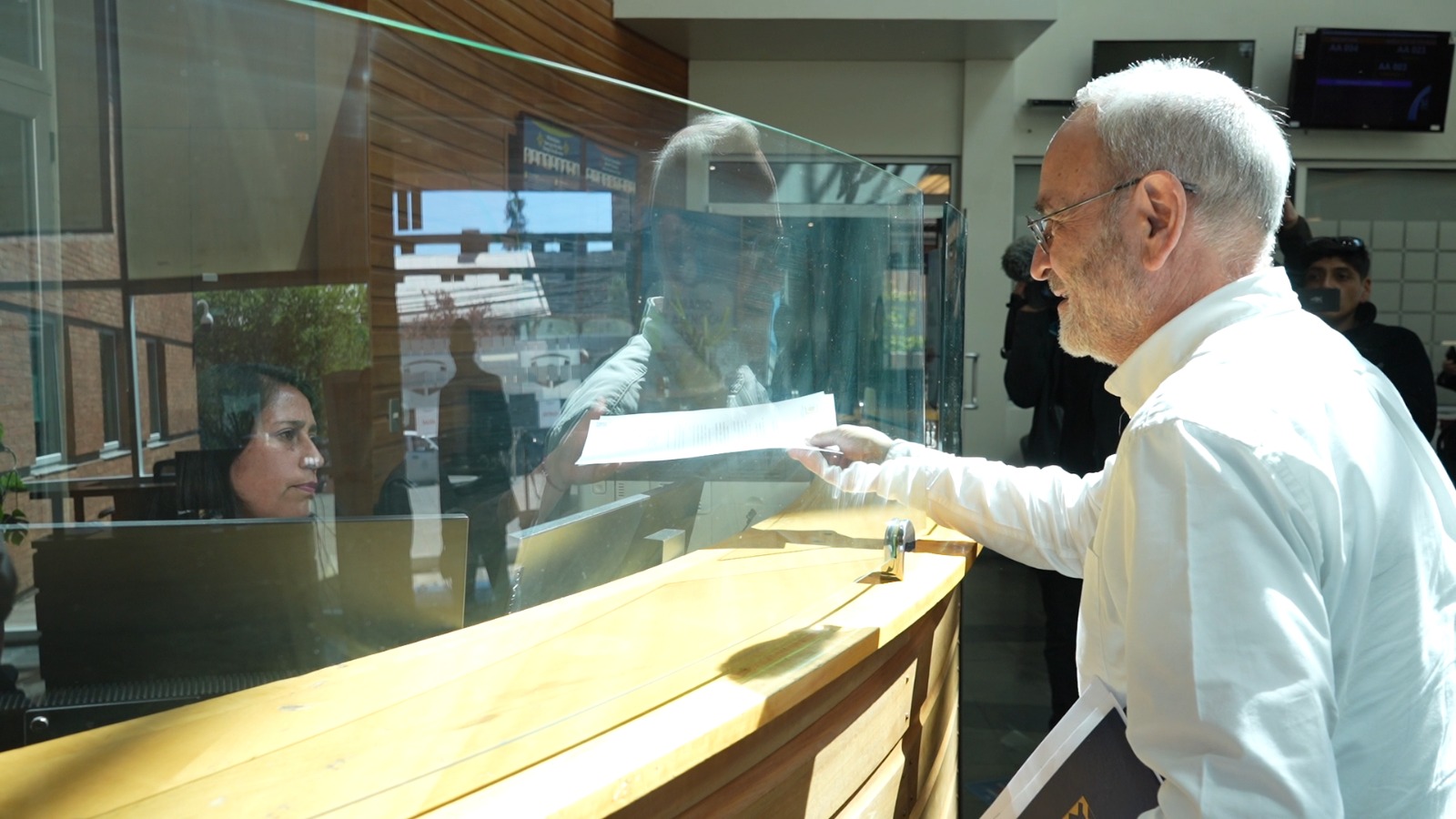 Gobernador entrega auditoría externa de GORE Araucanía 2022-2024 a Fiscalía Regional 